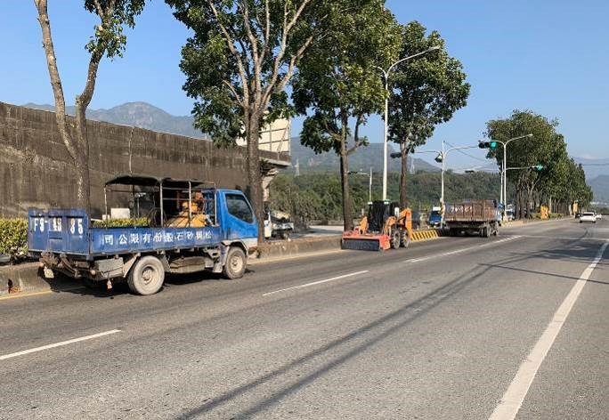 112年1月19日因應年假，台16線砂石業者聯合聘請掃街車及洗街車清洗沿線道路