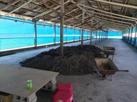東O雞場有機肥於堆肥舍，巡查時該些有機肥已發酵、乾燥，現場無明顯異味。(2)