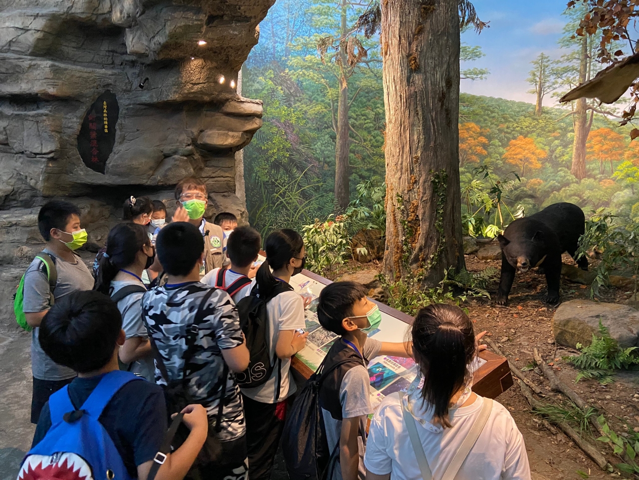 特生中心導覽員帶領學童認識台灣動物及棲地環境