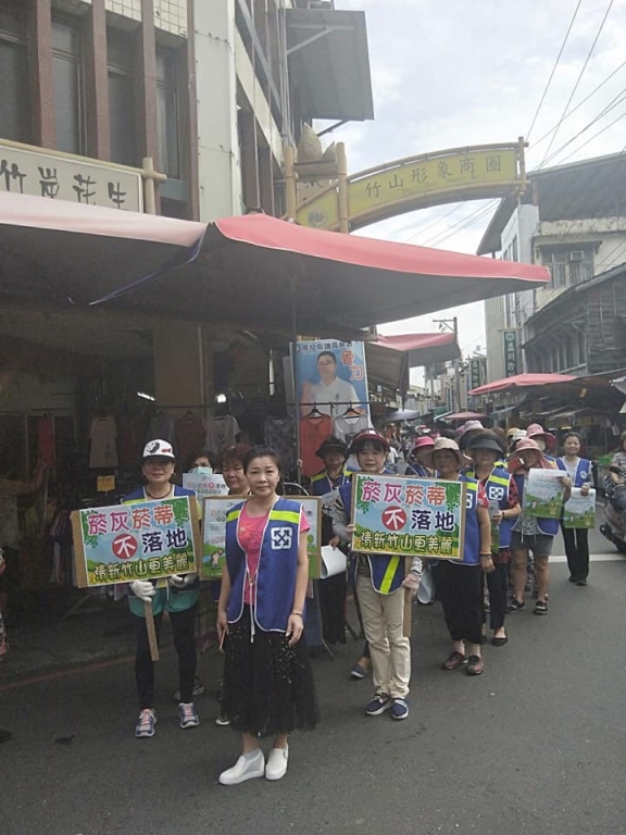 社區環保志工於熱鬧商圈進行遊街宣導