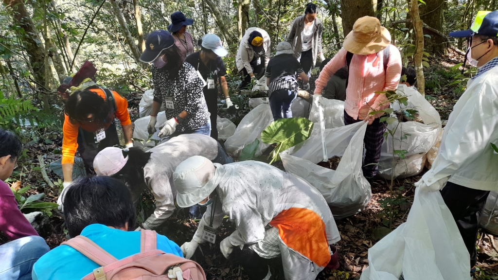 志工伙伴們不辭辛勞，清出潛藏在山林環境中的垃圾，不時在落葉中挖出寶特瓶及塑膠袋等等