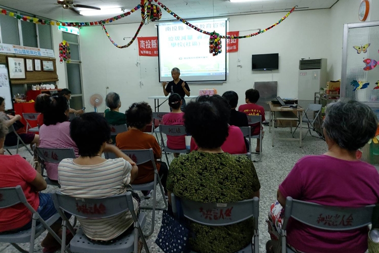 志工於竹山鎮社區宣導限塑政策