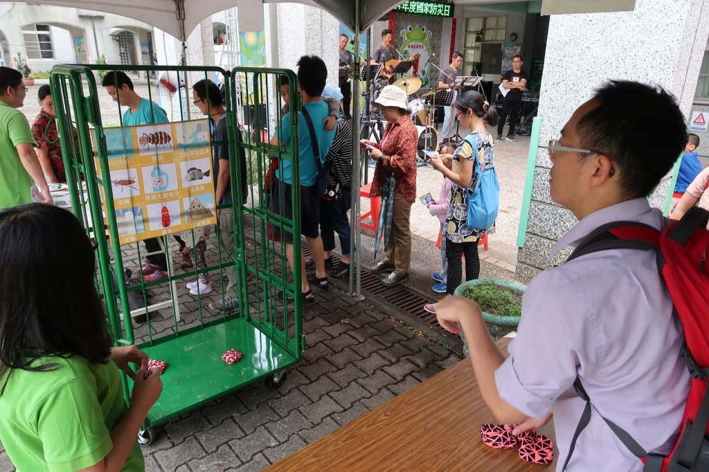 民眾踴躍參加闖關遊戲吸收環保知識