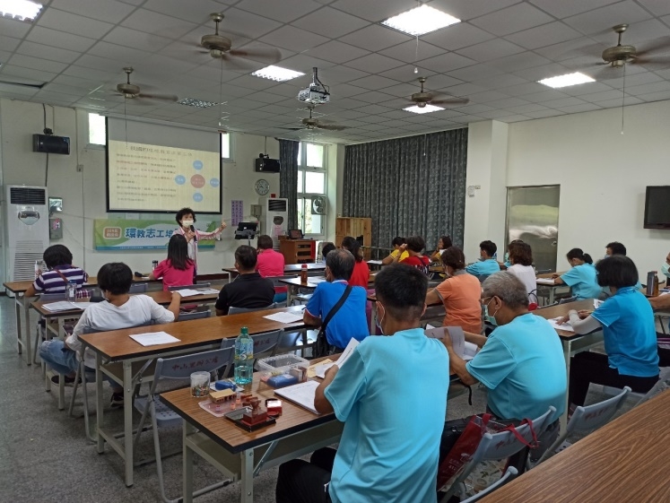 王佩蓮老師講解環境教育課程規劃
