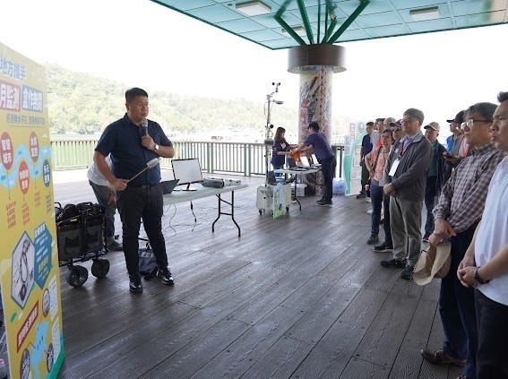 Director-general Yi-Shu Li of Nantou County Environmental Protection Bureau explaining its technology enforcement progress.