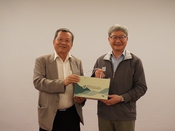 Deputy Minister Chih-Hsiu Shen of Ministry of Environment and Deputy Magistrate Rui-De Wang of Nantou County exchanging their thoughts.