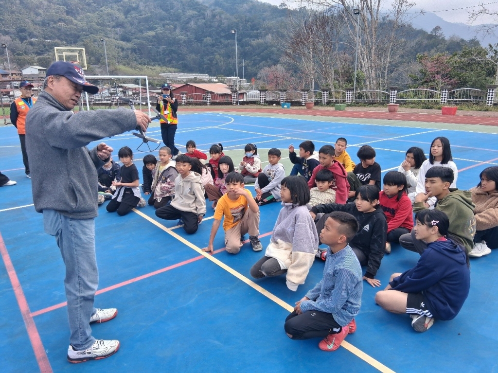 仁愛鄉萬豐國小學生參與無人機教學與操作體驗情形