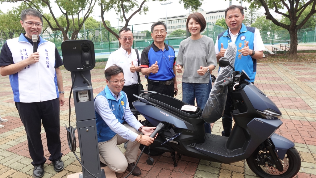 市長示範機車充電樁使用