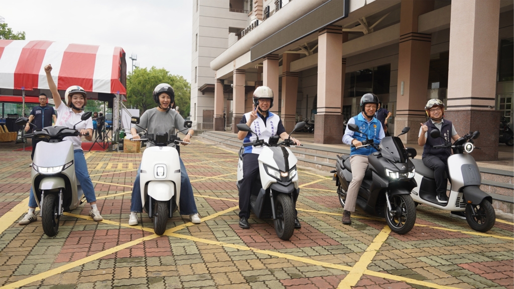 縣長、市長、議員試乘電動機車