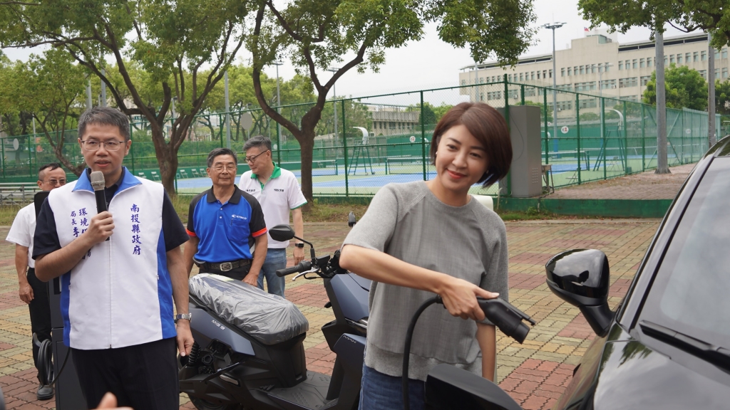 縣長示範汽車充電樁使用