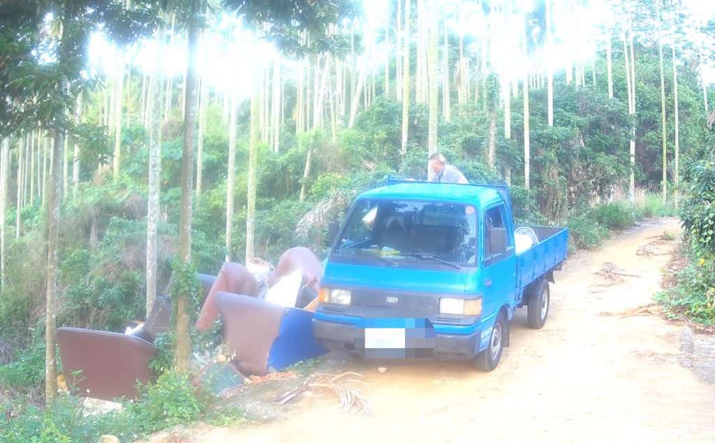 偏僻山區傾倒廢家具