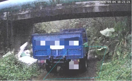 貨車駕駛棄置矽酸鈣板